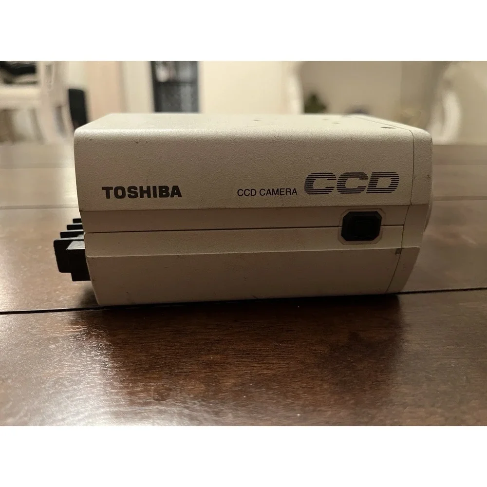 TOSHIBA CCD COLOR VIDEO CAMERA IK-527A